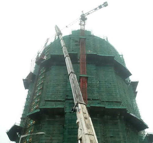 阜新市吊车在工地上作业